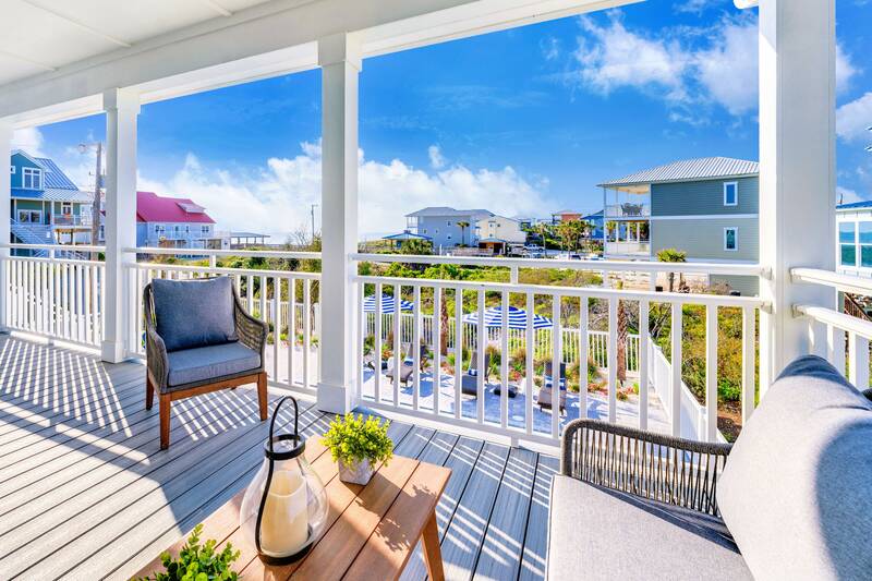 Upper porch with chairs and a view over the dunes